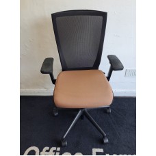 Black mesh & mushroom Sidiz operator chairs